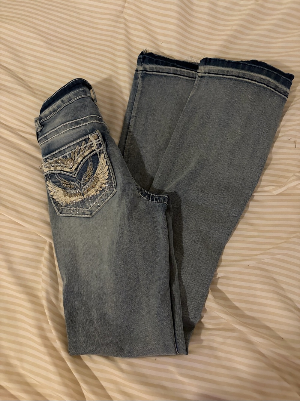 Low Rise Rhinestone Wing Pockets Boot Cut Jeans - Picture 5 of 5